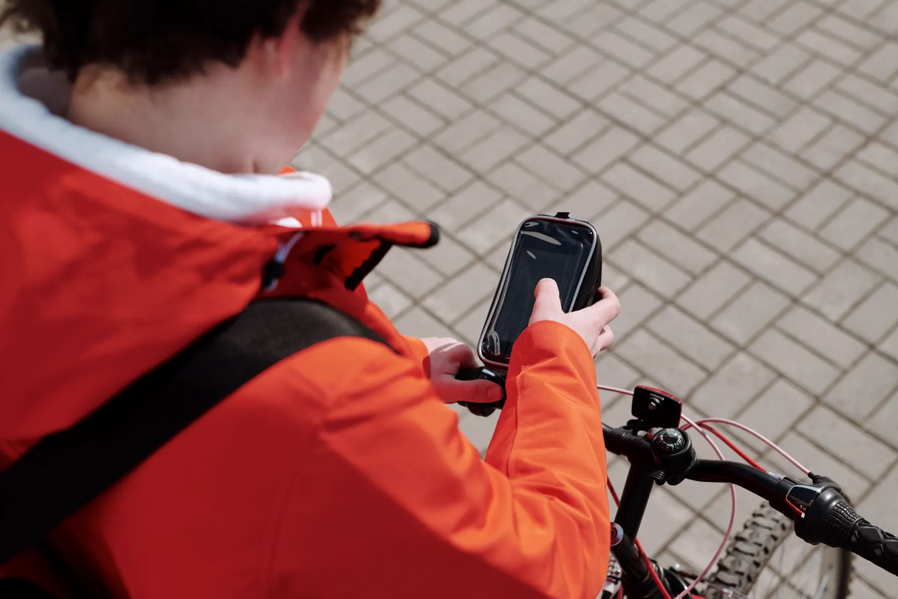 Cyclist using mounted technology